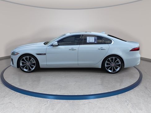 Used 2022 Jaguar XF SE RWD image 8