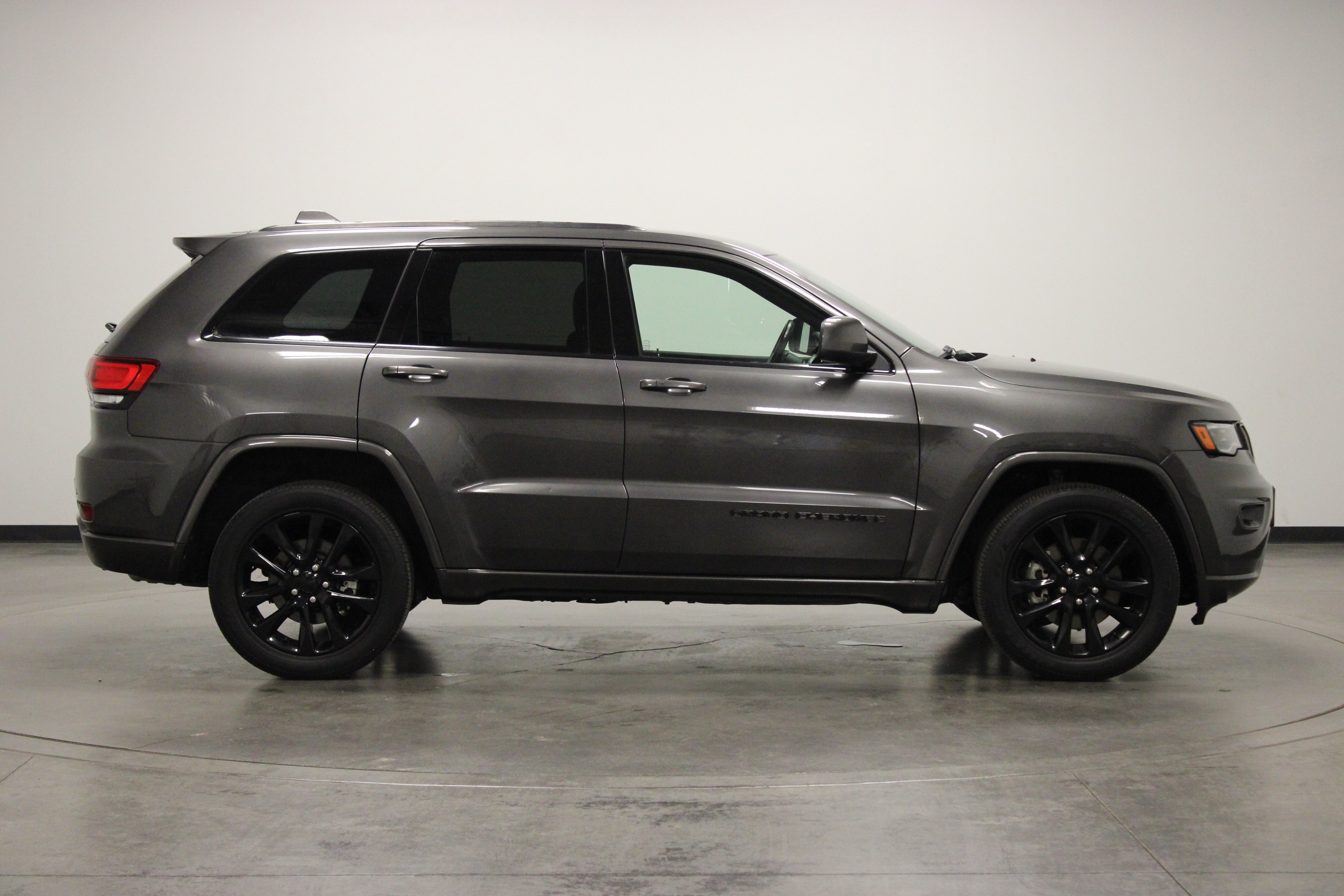 Used 2021 Jeep Grand Cherokee Laredo X RWD image 9