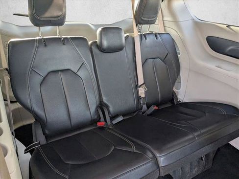 Used 2022 Chrysler Pacifica Touring-L image 18