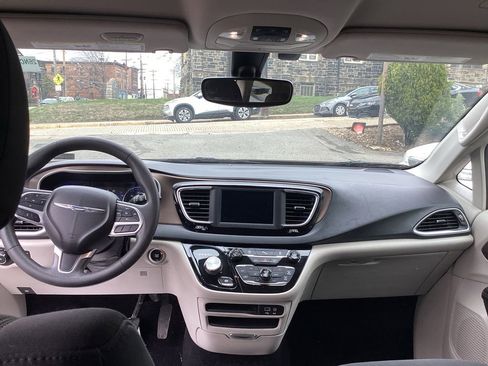 Used 2018 Chrysler Pacifica Touring Plus w/ Tire & Wheel Group image 32