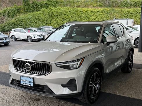 Used 2024 Volvo XC40 B5 Core AWD/4WD image 4