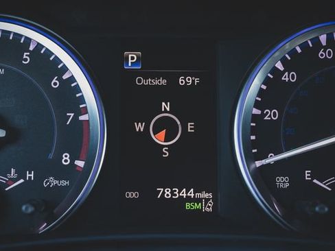 Used 2018 Toyota Highlander SE w/ Carpet Mat Package (TMS) image 9