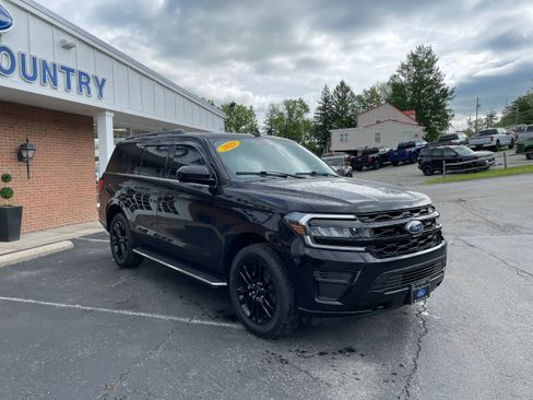 Used 2023 Ford Expedition XLT AWD/4WD image 3