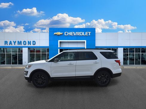 Used 2017 Ford Explorer XLT w/ Equipment Group 202A AWD/4WD image 6