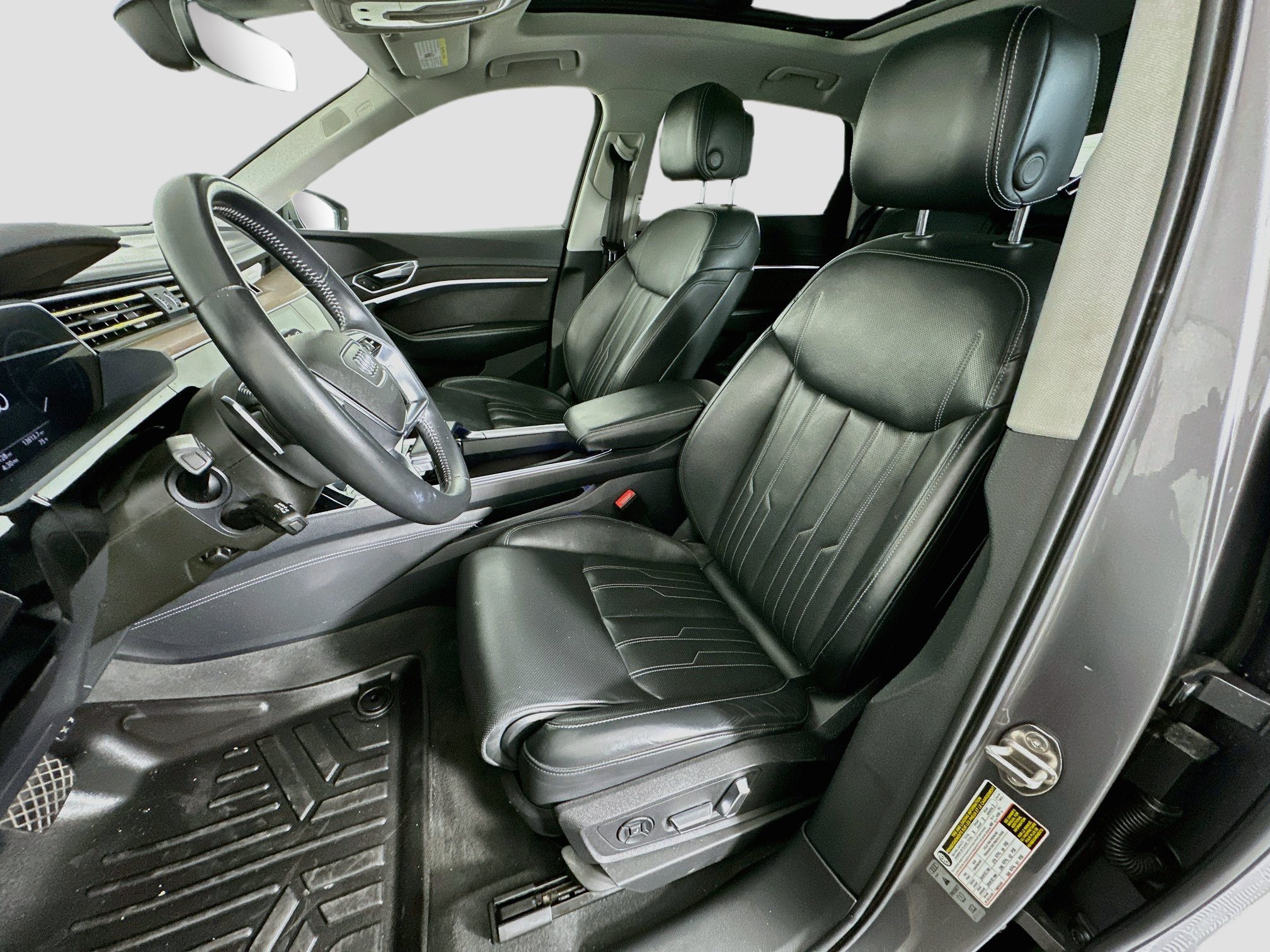 Used 2019 Audi e-tron Prestige w/ Prestige Package AWD/4WD image 13