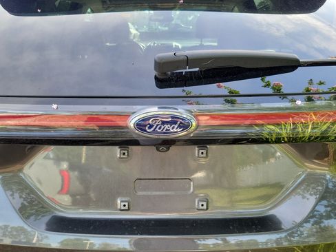 Used 2018 Ford Edge Titanium FWD image 16