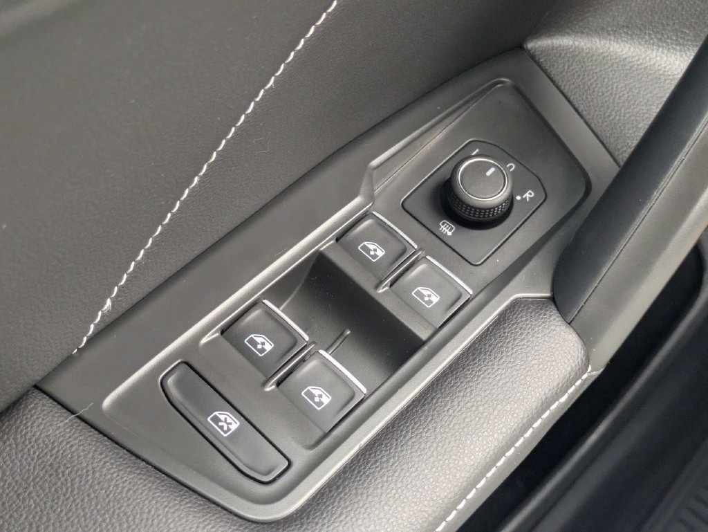 Certified 2024 Volkswagen Tiguan SE R-Line FWD image 27