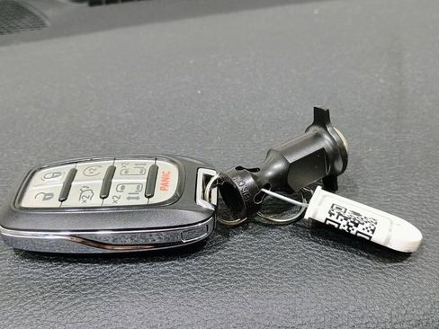 Used 2020 Chrysler Pacifica Limited image 27