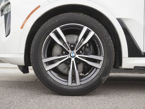 Used 2024 BMW X7 xDrive40i w/ M Sport Package image 32