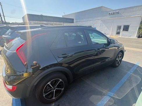 Used 2025 Kia Niro EX FWD image 3