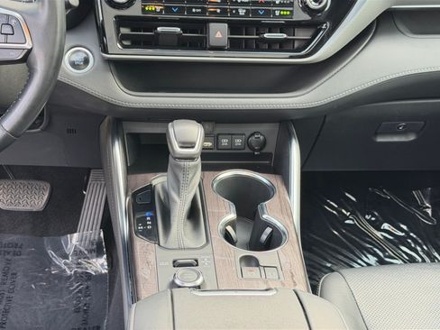 Used 2021 Toyota Highlander Platinum AWD/4WD image 19