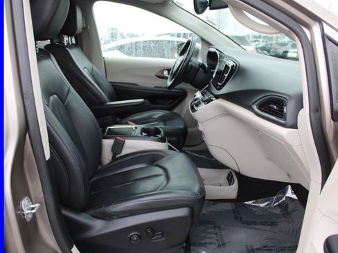 Used 2018 Chrysler Pacifica Touring-L Plus image 18