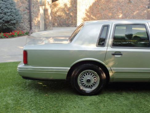 Used 1997 Lincoln Town Car Signature RWD image 20