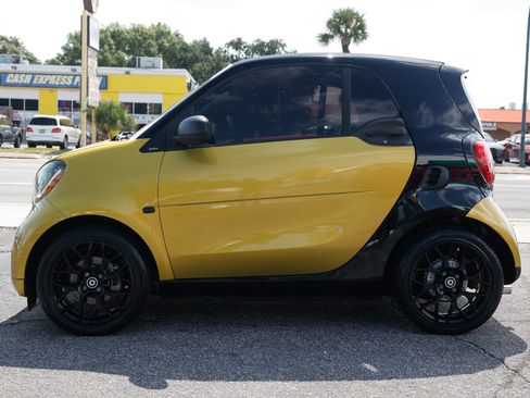 Used 2017 smart fortwo Proxy RWD image 4