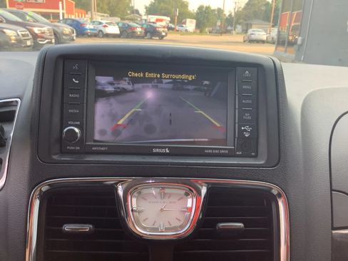 Used 2015 Chrysler Town & Country Touring-L w/ Driver Convenience Group FWD image 17