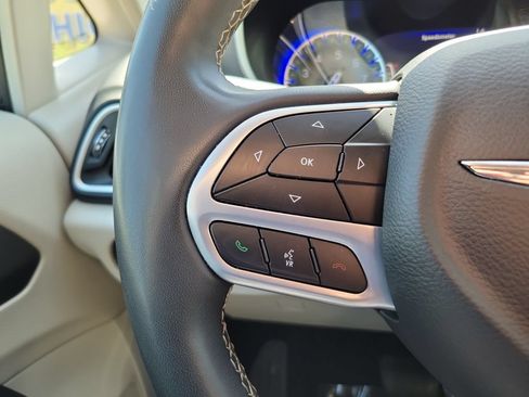 Used 2023 Chrysler Pacifica Touring-L FWD image 22