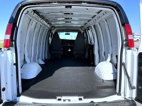 New 2026 Chevrolet Express 3500 Extended RWD image 21