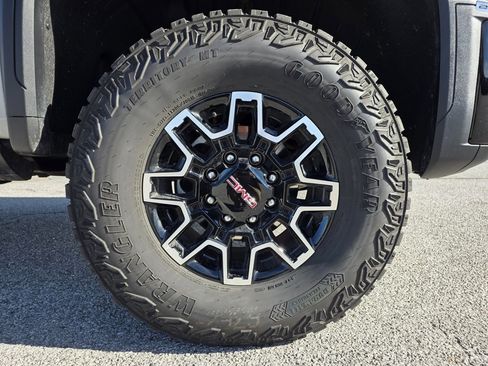 Used 2026 GMC Sierra 2500 AT4X image 30