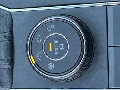 Used 2020 Volkswagen Atlas Cross Sport SE w/ Towing Package image 43