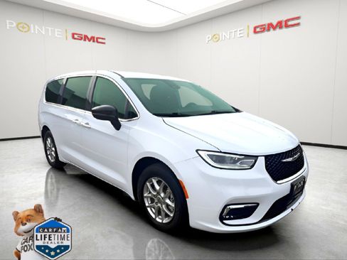 Used 2024 Chrysler Pacifica Touring-L image 1