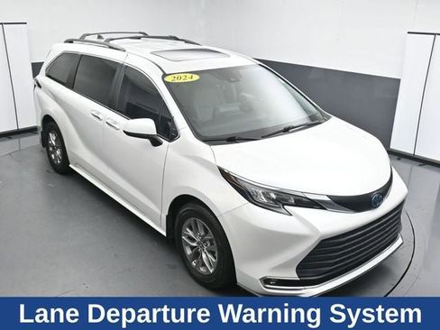 Used 2024 Toyota Sienna XLE FWD image 19