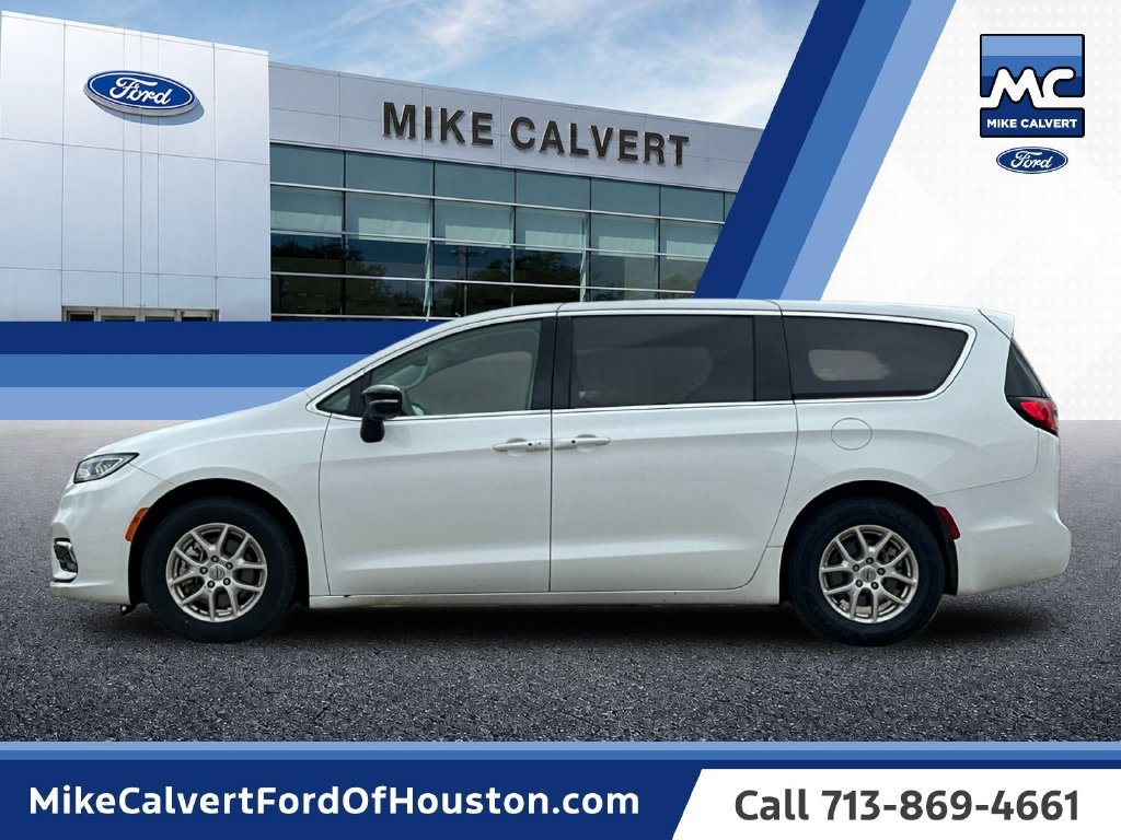 Used 2024 Chrysler Pacifica Touring-L FWD image 2