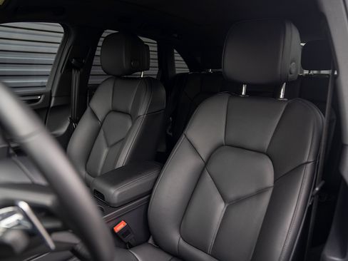 Certified 2026 Porsche Macan AWD/4WD image 5