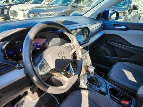 Certified 2022 Volkswagen Taos SE w/ Panoramic Sunroof Package image 8