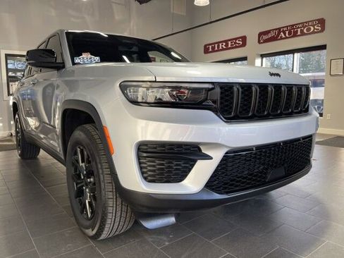 Used 2024 Jeep Grand Cherokee Altitude image 4