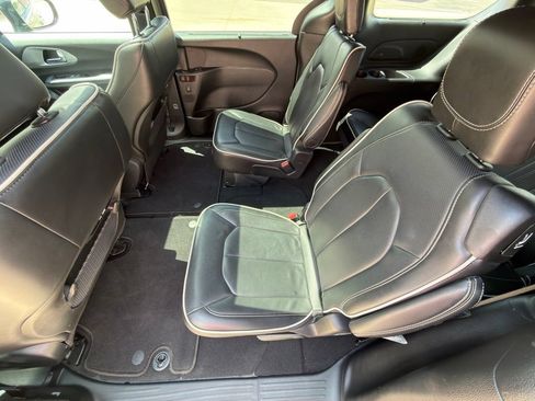 Used 2025 Chrysler Pacifica Limited FWD image 16