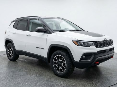 Used 2025 Jeep Compass Trailhawk image 1