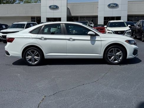 Used 2023 Volkswagen Jetta SE FWD image 3