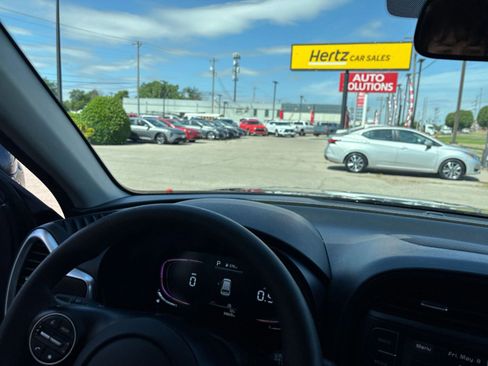 Used 2025 Kia Soul LX w/ LX Technology Package FWD image 32