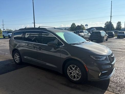 Used 2022 Chrysler Pacifica Touring-L FWD image 8