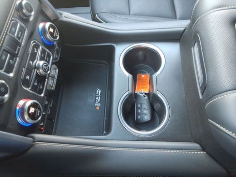 Used 2023 GMC Yukon SLT image 18