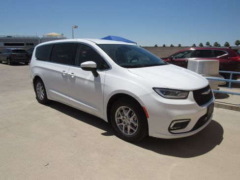Used 2023 Chrysler Pacifica Touring-L FWD image 2