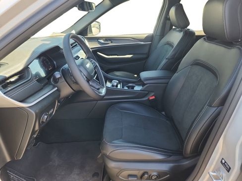 New 2026 Jeep Grand Cherokee Altitude image 9