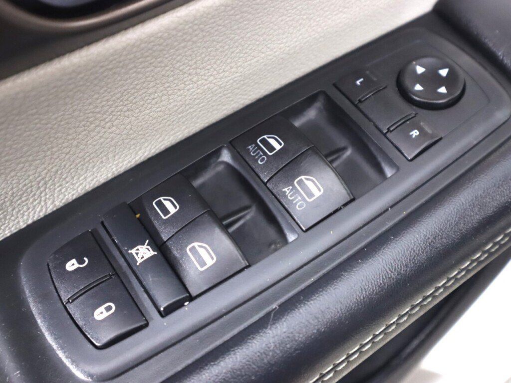 Used 2020 Chrysler Voyager Lxi FWD image 25