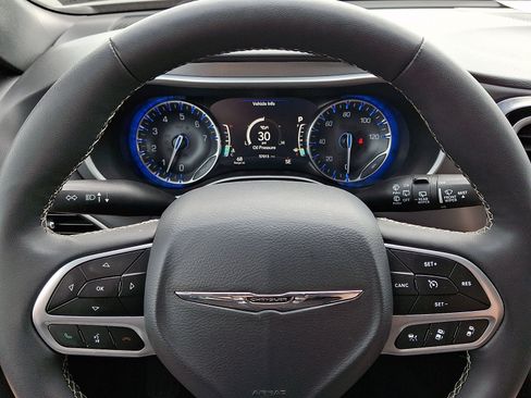 Used 2025 Chrysler Pacifica Select FWD image 19