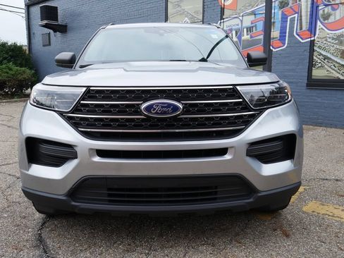 Used 2021 Ford Explorer XLT AWD/4WD image 2