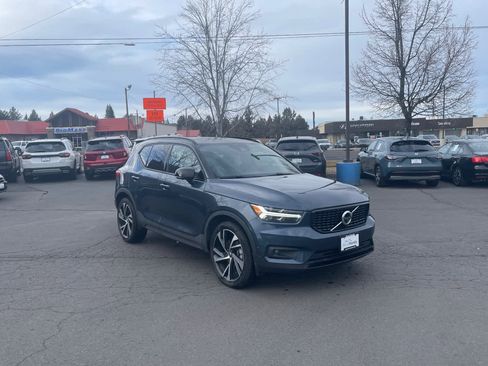 Used 2022 Volvo XC40 T5 R-Design w/ Advanced Package image 9