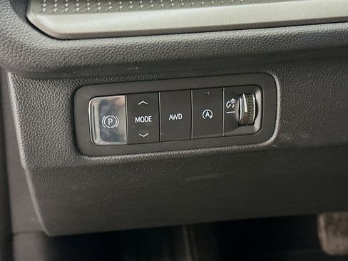 Used 2025 Chevrolet Traverse LT image 17