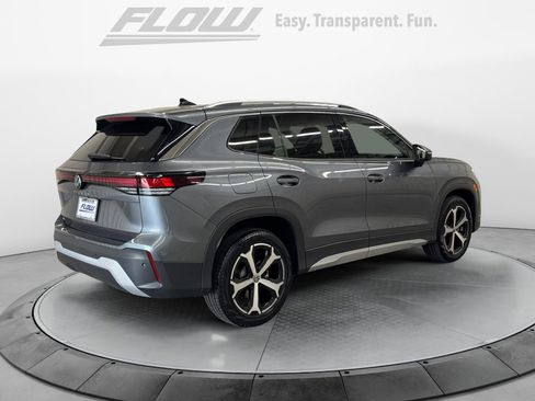 Used 2025 Volkswagen Tiguan SE image 9