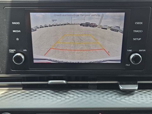 Used 2022 Kia Carnival LX FWD image 17