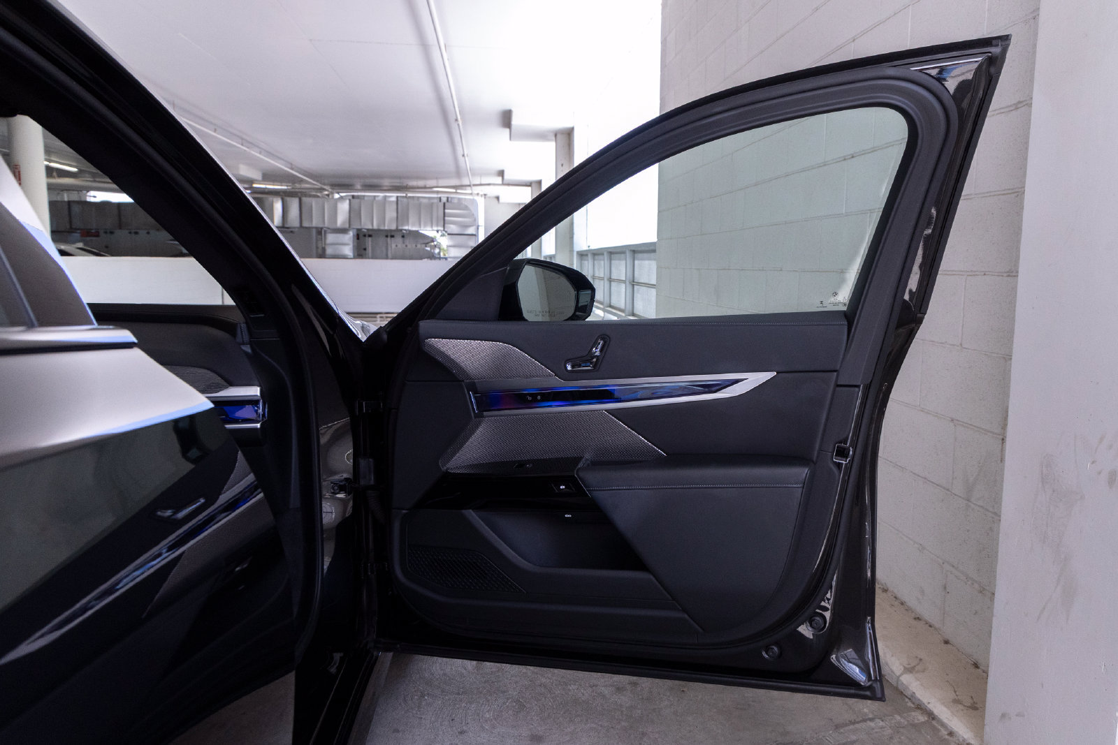 Used 2024 BMW i7 M70 w/ Premium Package AWD/4WD image 29
