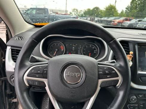 Used 2017 Jeep Cherokee Latitude w/ Comfort/Convenience Group AWD/4WD image 9