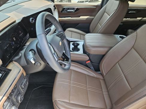 Used 2025 Chevrolet Suburban High Country AWD/4WD image 17