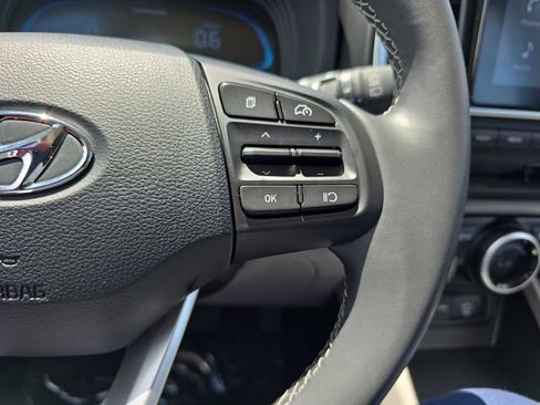 Used 2025 Hyundai Venue SEL FWD image 20