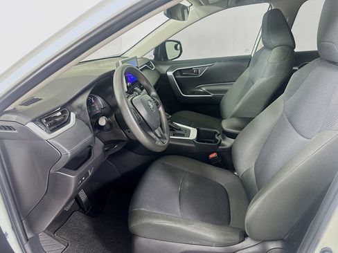 Certified 2025 Toyota RAV4 LE FWD image 31