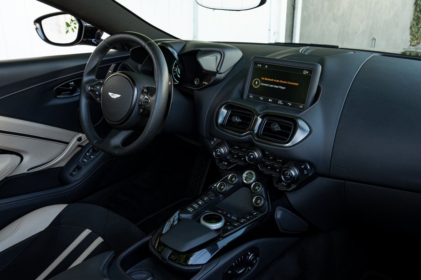 Used 2023 Aston Martin V8 Vantage Roadster RWD image 33